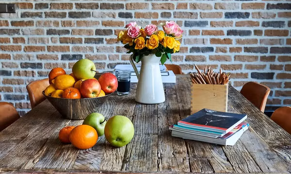 Khoa học đã tìm ra lý do đặt hoa cạnh trái cây tươi sẽ nhanh héo
