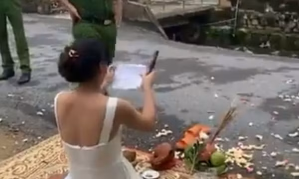Đòi nợ không được, mang vàng hương đến nhà "con nợ" cúng bái