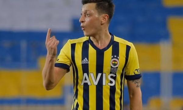Mesut Ozil trở lại Premier League?