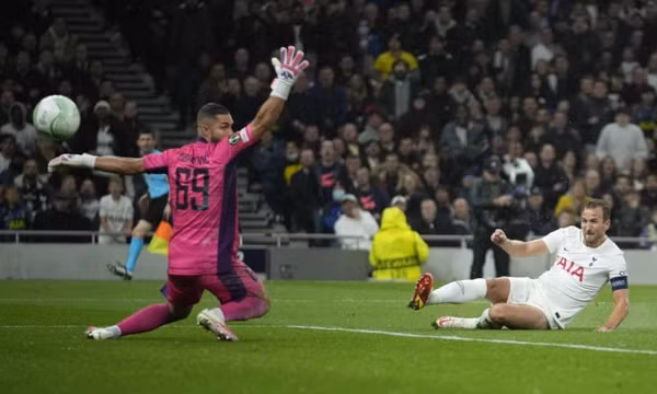 Kane ghi hat-trick ở Cup châu Âu