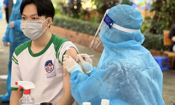 Chuyên gia nói về nguy cơ biến đổi gen, ung thư, vô sinh và vắc xin phòng COVID-19 cho trẻ