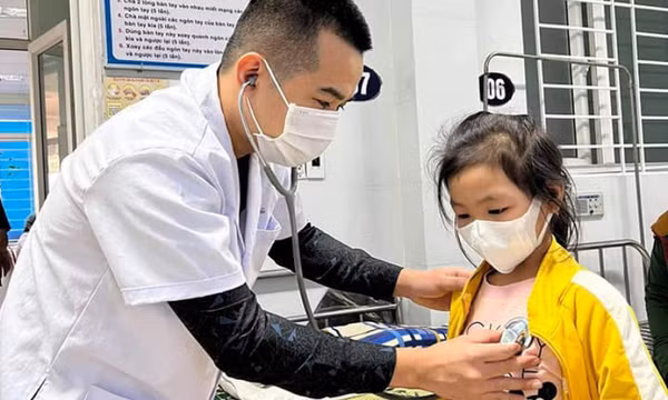 Bé gái 8 tuổi bị sốc phản vệ sau khi ăn mì tôm