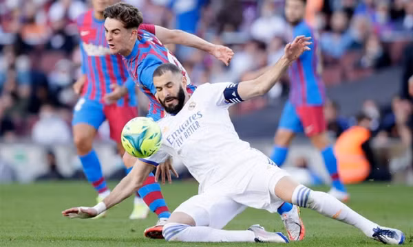 Quật ngã Barca, Real Madrid chiếm ngôi đầu La Liga