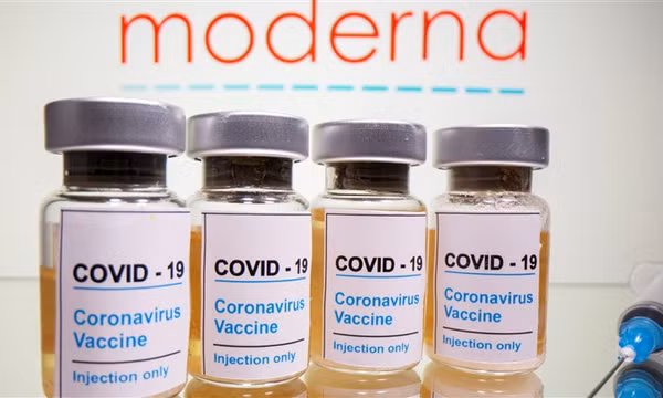 Iceland đình chỉ sử dụng vaccine Moderna