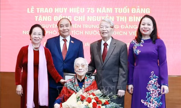 Chủ tịch nước trao 'Huy hiệu 75 năm tuổi Đảng' cho nguyên Phó Chủ tịch nước Nguyễn Thị Bình