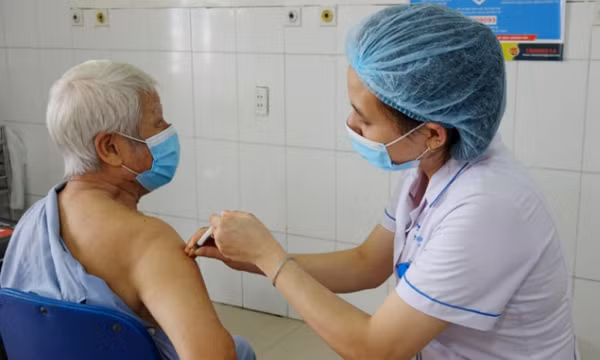 Đảm bảo an toàn tối đa cho nhóm đối tượng cần thận trọng khi tiêm vắc-xin 