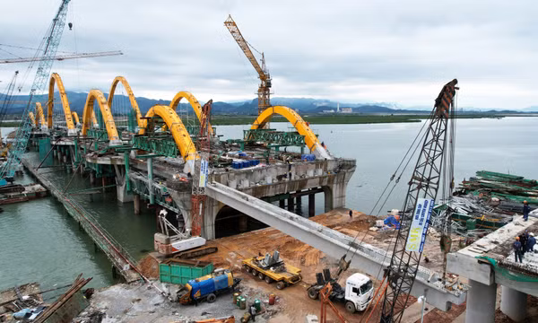 Tăng tốc thi công Cầu Cửa Lục 1 