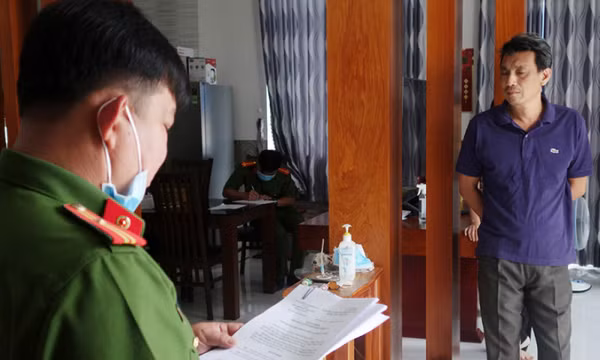 Bắt giam 1 cán bộ Hải quan trong vụ buôn lậu 100 tấn đường cát