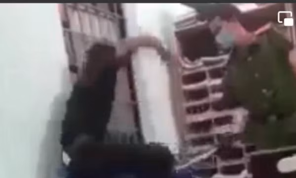 Tạm đình chỉ công an trong clip "dí roi điện vào thanh niên đang bị còng"