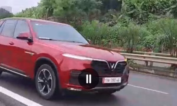 CSGT truy xử phạt tài xế ô tô Vinfast đi lùi trên cao tốc Nội Bài - Lào Cai