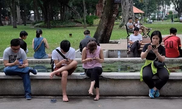 Bệnh nghiện mạng xã hội của người Việt trẻ