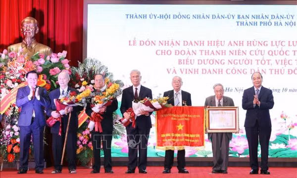 Chủ tịch nước trao danh hiệu Anh hùng LLVTND cho Đoàn Thanh niên cứu quốc Thành Hoàng Diệu