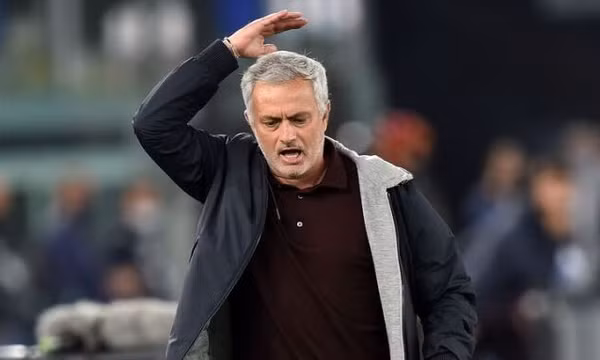Mourinho nhận thẻ đỏ trong trận hòa của Roma