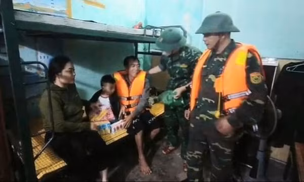 Cứu nạn kịp thời 3 người dân trên tàu cá bị chìm trên biển