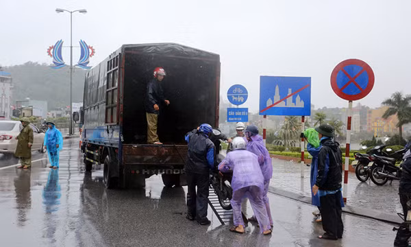 Cấm xe máy, xe thô sơ qua cầu Bãi Cháy