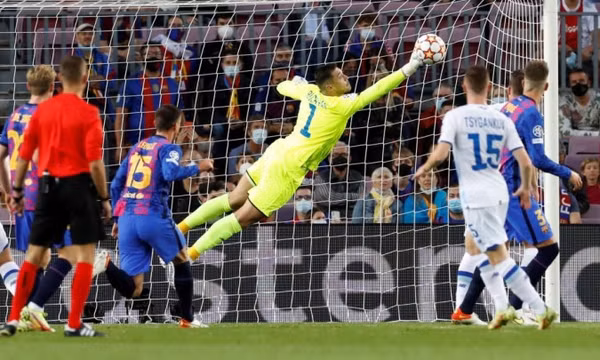 Pique kéo Barca ra xa 'cửa tử' Champions League