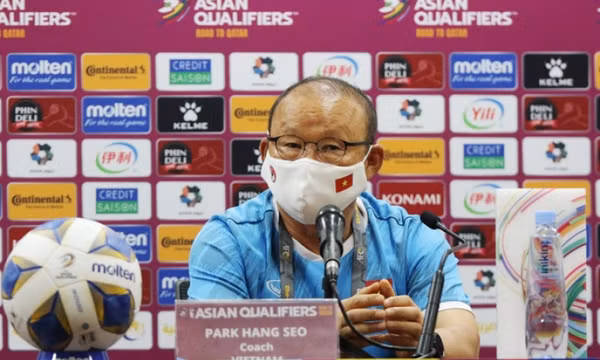 HLV Park Hang Seo: 'Không hiểu tại sao bầu Hiển nói tôi bảo thủ'