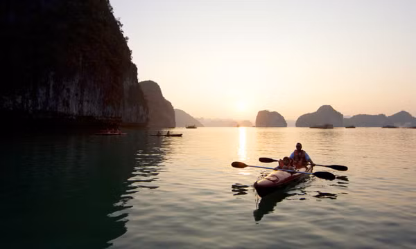 Khám phá những điểm chèo kayak tuyệt vời trên vịnh Hạ Long