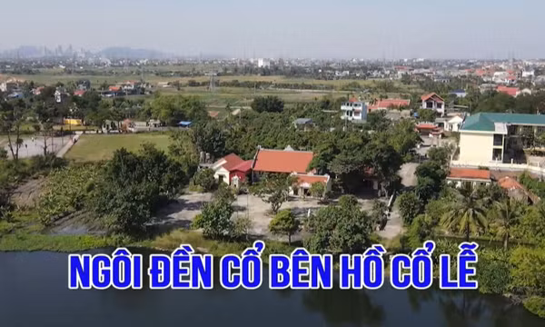 Ngôi đền cổ bên hồ Cổ Lễ