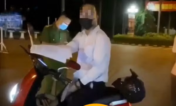 Người đàn ông tự xưng tiến sĩ chửi bới, chống đối cán bộ trực chốt COVID-19
