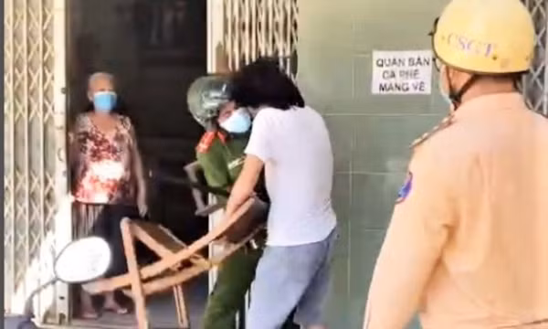 Người đàn ông không mang khẩu trang, ném ghế vào công an