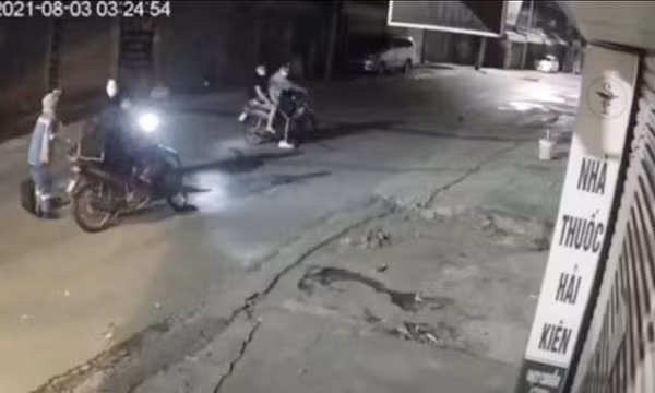 Truy tìm 4 thanh niên cướp xe máy của nữ lao công gom rác đêm