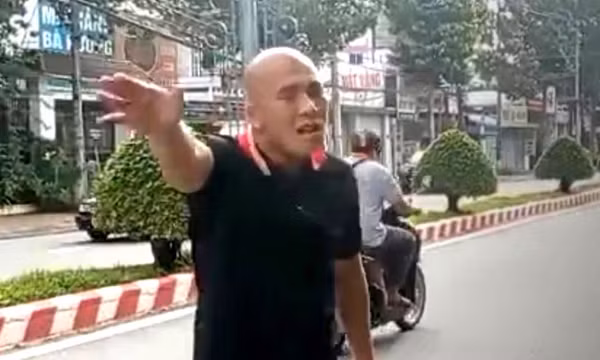 Người không đeo khẩu trang dọa giết cả nhà cảnh sát