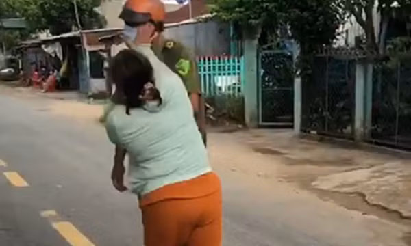 Bắt giam người phụ nữ đánh công an khi chồng bị lập biên bản vi phạm