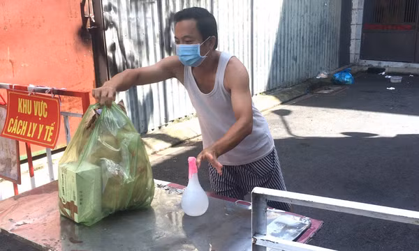 Mọi người cứ thắc mắc, sao ở nhà mà lại bị nhiễm Covid-19?