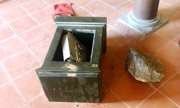 Ba thiếu niên trộm tiền công đức