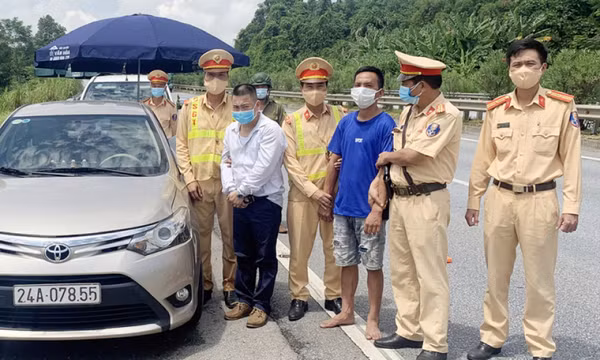 CSGT khống chế 2 đối tượng mang ma túy chạy xe trên cao tốc