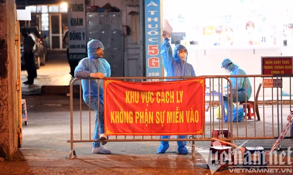 Lý do nhà thuốc trang bị tấm chắn giọt bắn nhưng vẫn có nguy cơ lây nhiễm Covid-19
