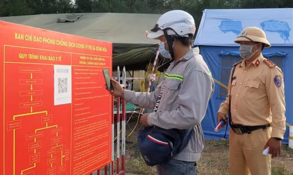 Vận động người dân khai báo y tế bằng mã QR