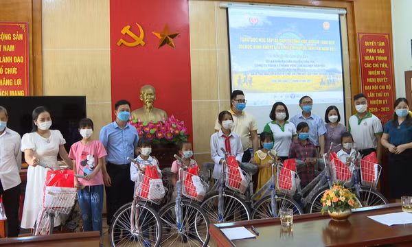 Trao tặng xe đạp, góc học tập cho học sinh có hoàn cảnh khó khăn huyện Tiên Yên
