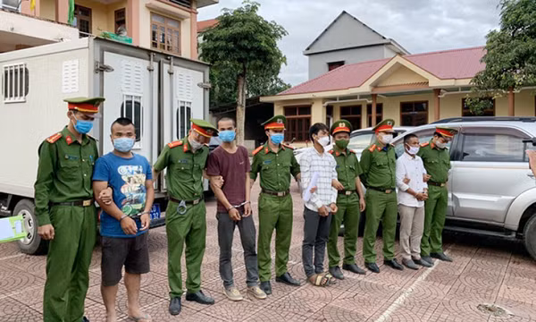 Bắt tạm giam 4 đối tượng ném đá khiến 5 cán bộ Công an bị thương