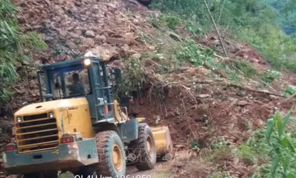 Sạt lở trên quốc lộ 4H chia cắt giao thông tạm thời từ tỉnh Lai Châu đi Điện Biên