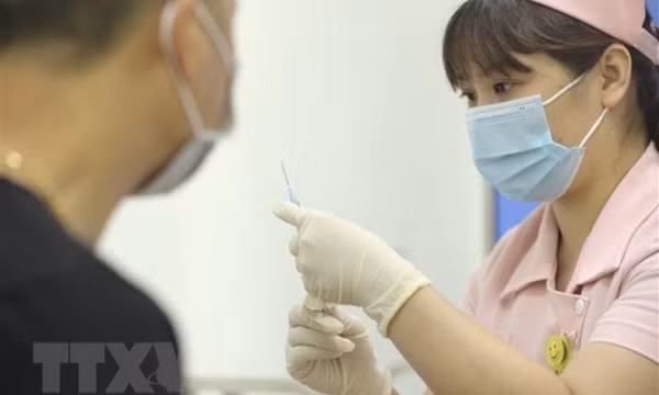 Bộ Y tế kiểm tra việc thử nghiệm lâm sàng giai đoạn 2 vaccine COVIVAC