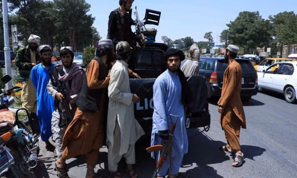 Taliban vác súng tới gõ cửa từng nhà dân, thúc giục đi làm trở lại