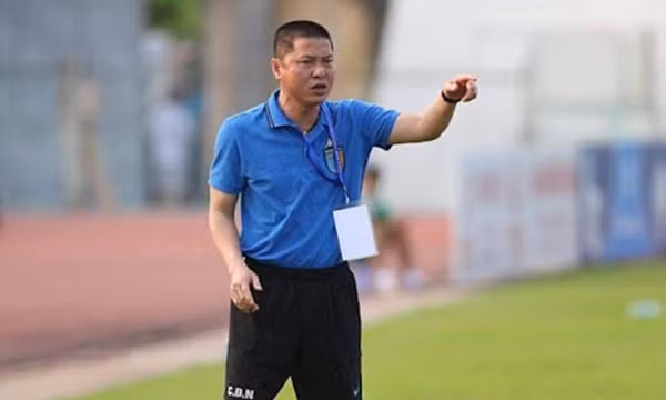Hà Nội thanh lý hợp đồng HLV Chu Đình Nghiêm qua... đường bưu điện
