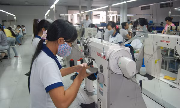 Khẩn cấp hỗ trợ dân, giữ nguồn nhân lực lâu dài