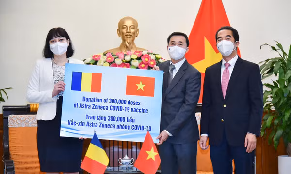 Tiếp nhận vaccine phòng COVID-19 từ quốc gia EU đầu tiên gửi tặng