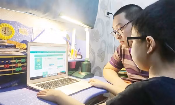 Phụ huynh phát hoảng trước thời khoá biểu học online 6 tiết/ngày của trẻ lớp 1