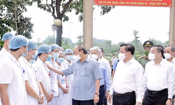 Chủ tịch nước thăm, động viên cán bộ, người dân Hà Nội chống COVID-19