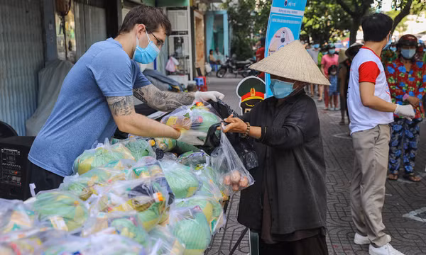 Hơn 900 tỷ đồng hỗ trợ người nghèo, lao động mất việc tại TP Hồ Chí Minh