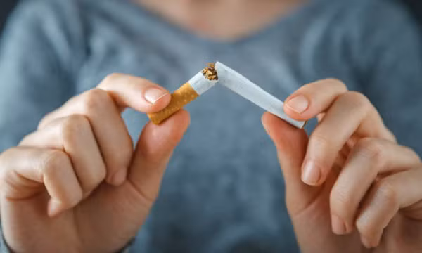 Lý do không nên hút thuốc lá sau khi tiêm vắc xin Covid-19