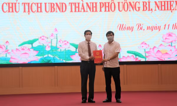 Công bố quyết định phê chuẩn chức vụ Chủ tịch UBND TP Uông Bí