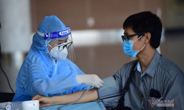 Có nên uống thuốc chống dị ứng trước khi tiêm vắc xin Covid-19?