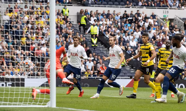 Son Heung-min đưa Tottenham lên đỉnh