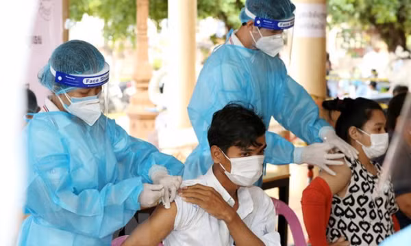 Campuchia sẽ tiêm vaccine COVID-19 mũi thứ ba cho lực lượng tuyến đầu