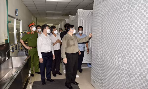 Thủ tướng Phạm Minh Chính kiểm tra, chỉ đạo, động viên công tác chống dịch tại Bình Dương